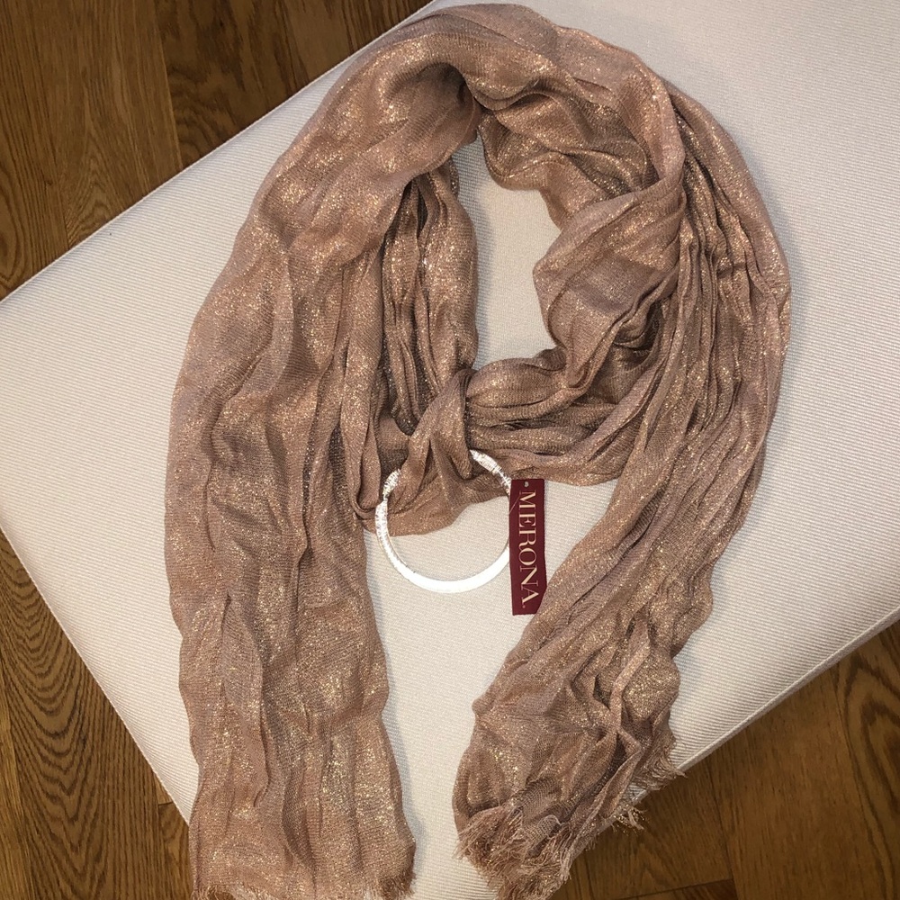 NWT beautiful metallic hint scarf